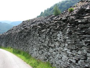 Slate wall near Aberllefenni.